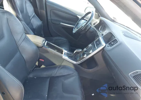 2015 Volvo S60 T6 Platinum z USA, uszkodzony, nr VIN YV149MFM1F2355145